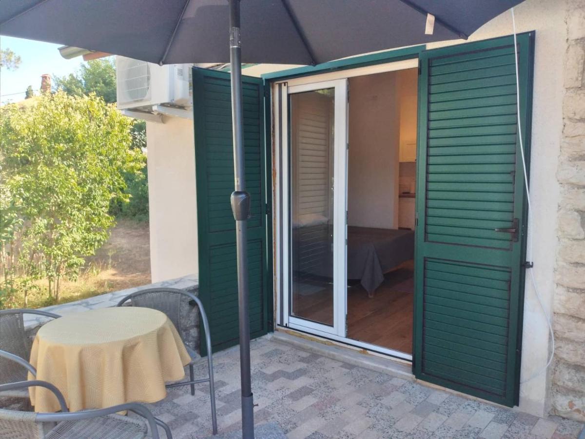 Apartmani Luni Premantura Zewnętrze zdjęcie