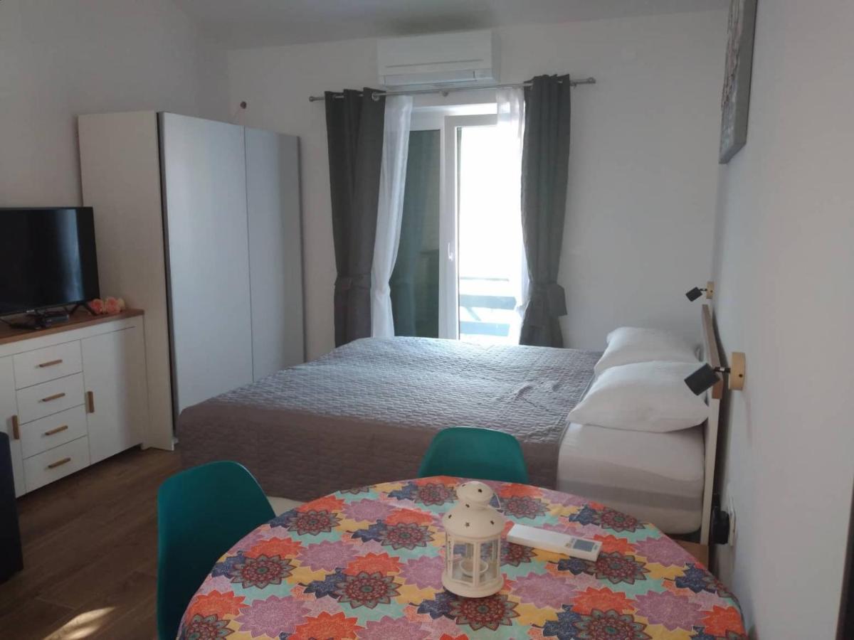Apartmani Luni Premantura Zewnętrze zdjęcie