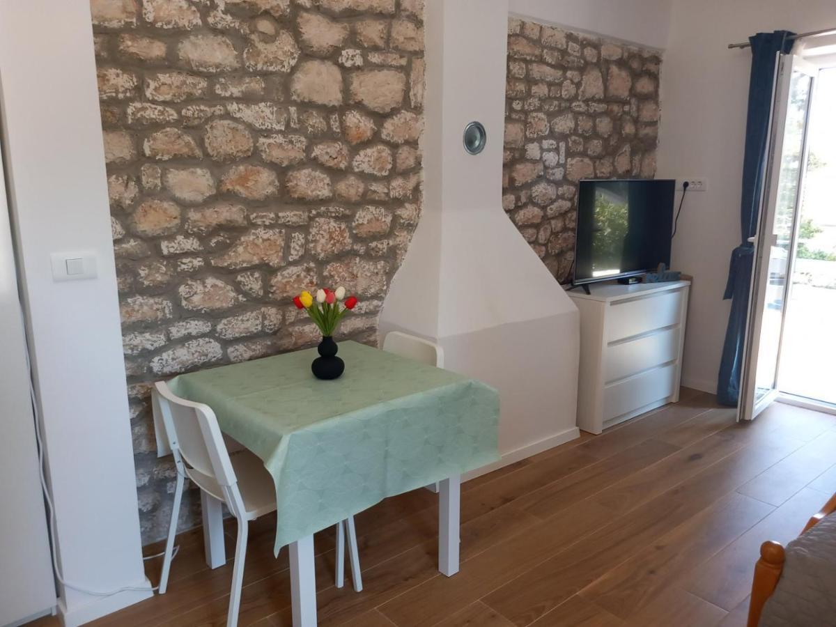 Apartmani Luni Premantura Zewnętrze zdjęcie
